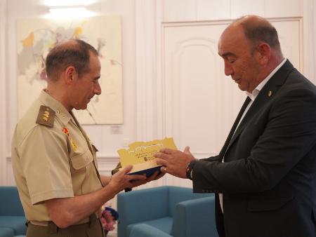 Imagen El coronel Serrano traslada al presidente de la Diputación su agradecimiento por el trato recibido y avanza que será un 